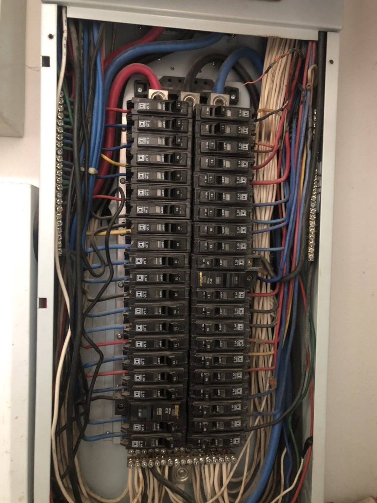 ตู้โหลดเซ็นเตอร์ที่มีรอยช็อตไหม้