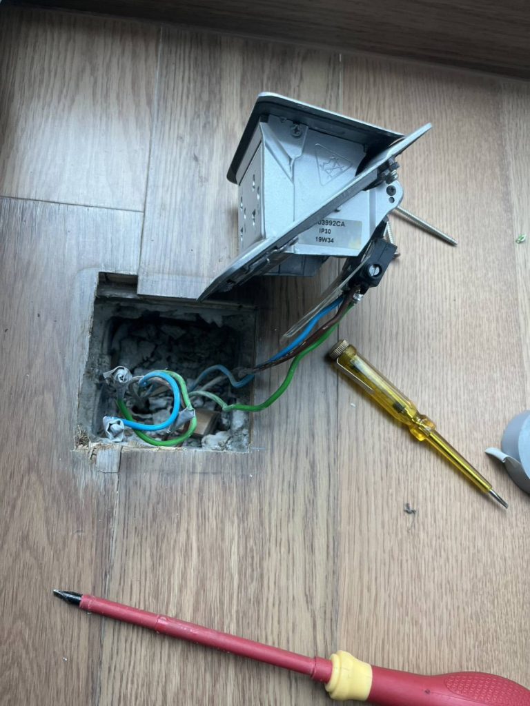 เช็กสายไฟ