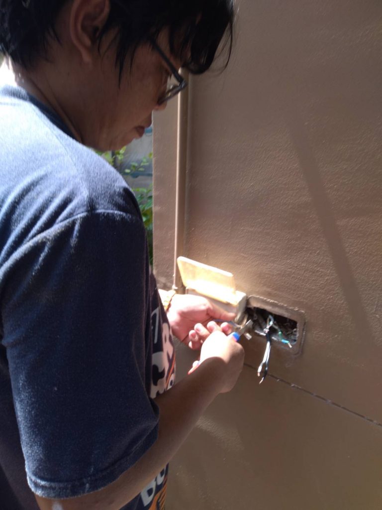 ซ่อมปลั๊กช็อต