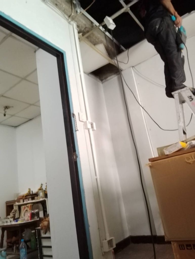 เปิดฝ้าติดตั้งระบบไฟ