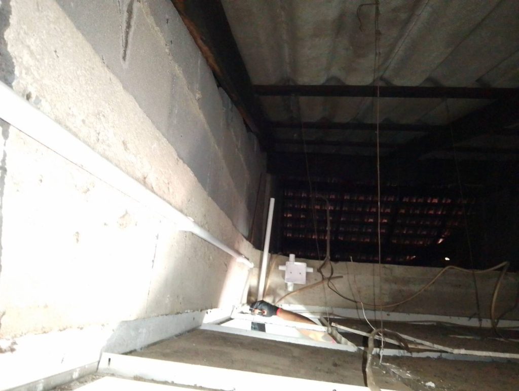 เดินท่อร้อยสายบนฝ้า