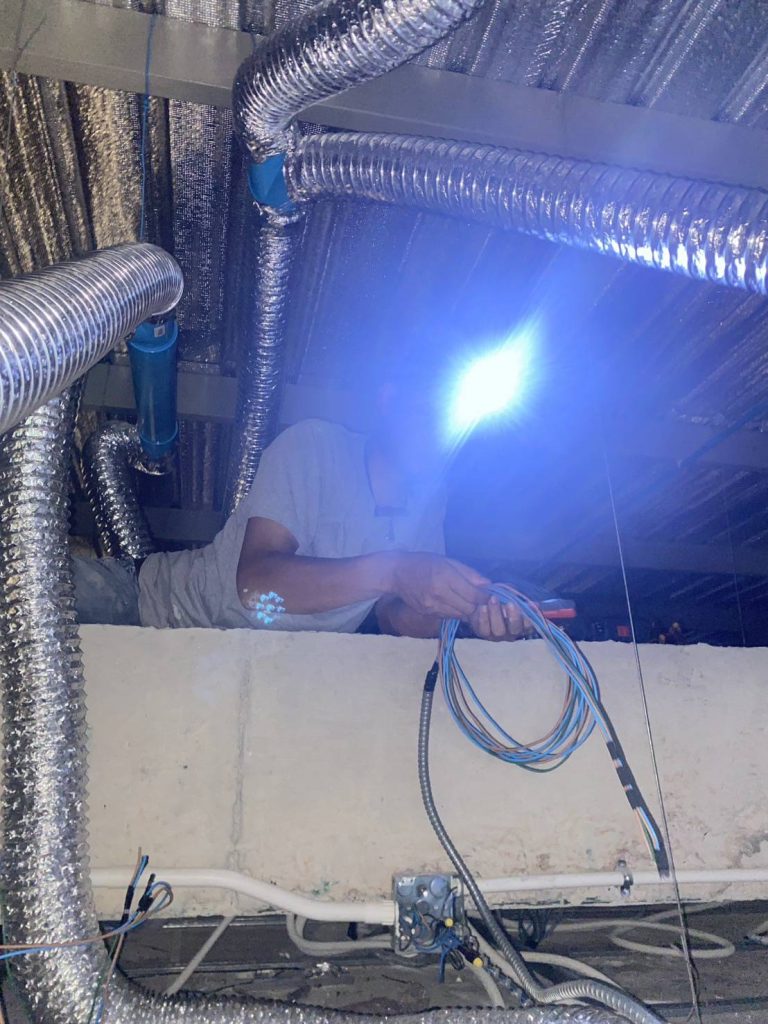 ปีนฝ้าเดินสายไฟ