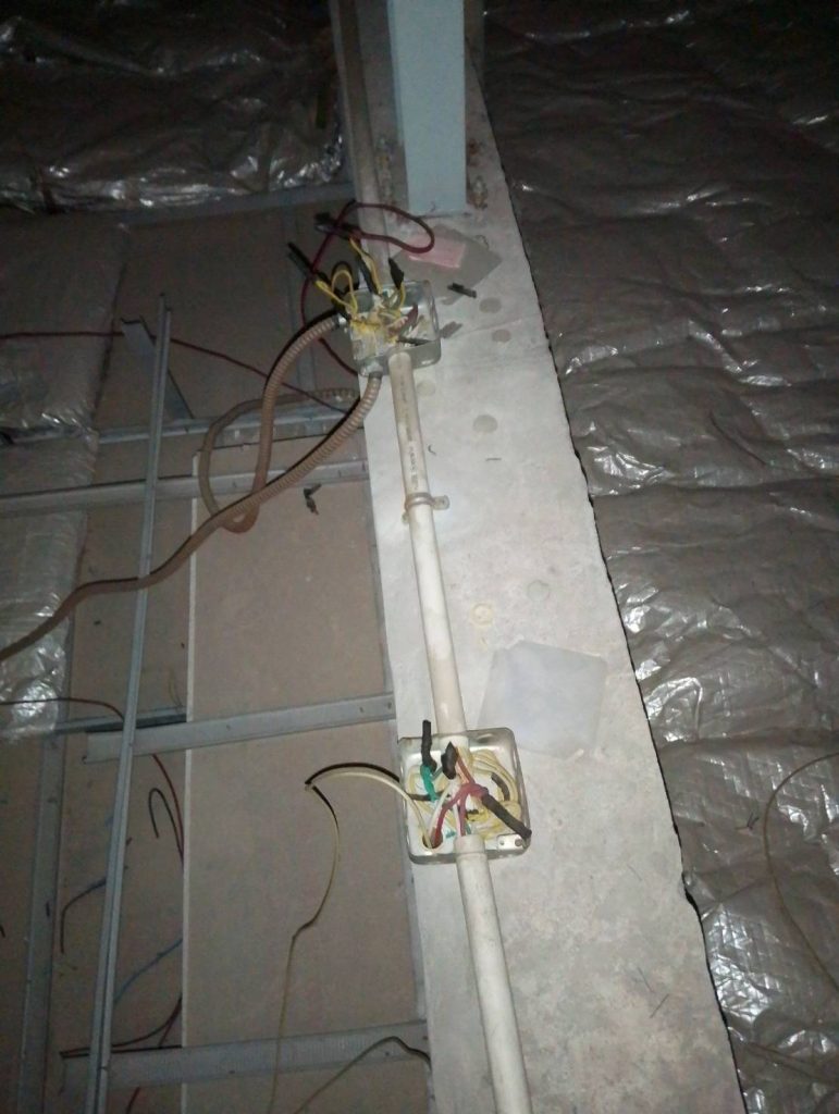 กล่องพักสายไฟบนฝ้า