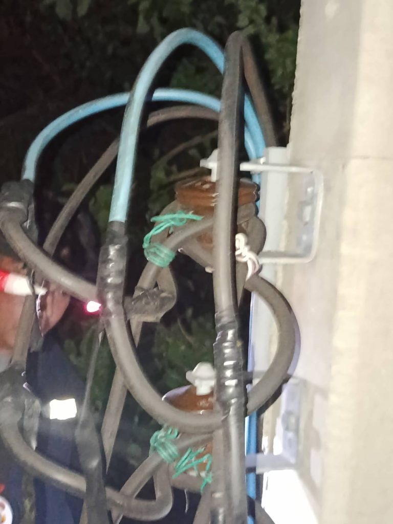 ช่างไฟฟ้าวัดไฟสายเมน