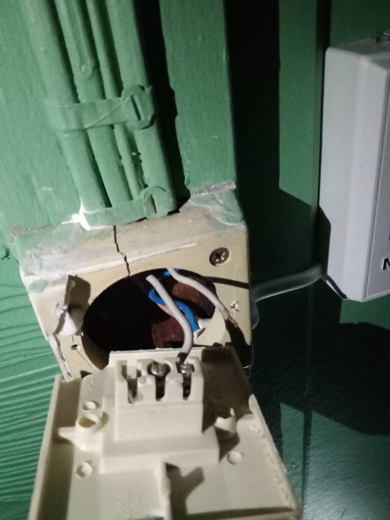 รื้อปลั๊กเช็กสายไฟ