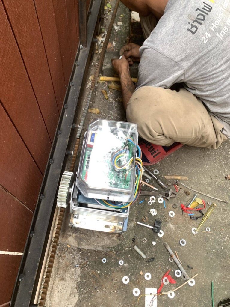 ช่างไฟฟ้าติดตั้งประตูรีโมท