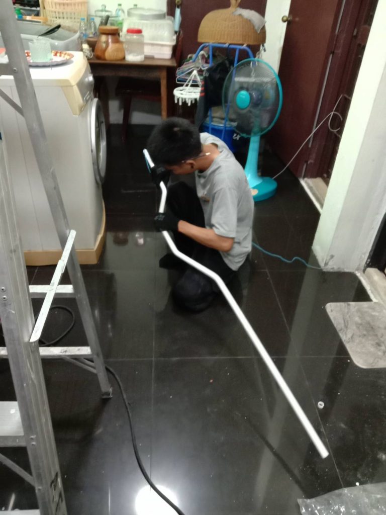 ช่างไฟฟ้ากำลังดัดท่อร้ายสายไฟ