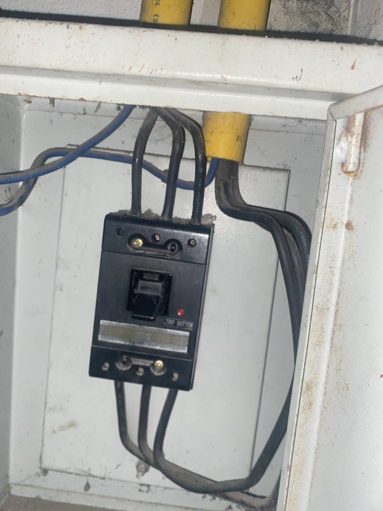 เมนเบรกเกอร์