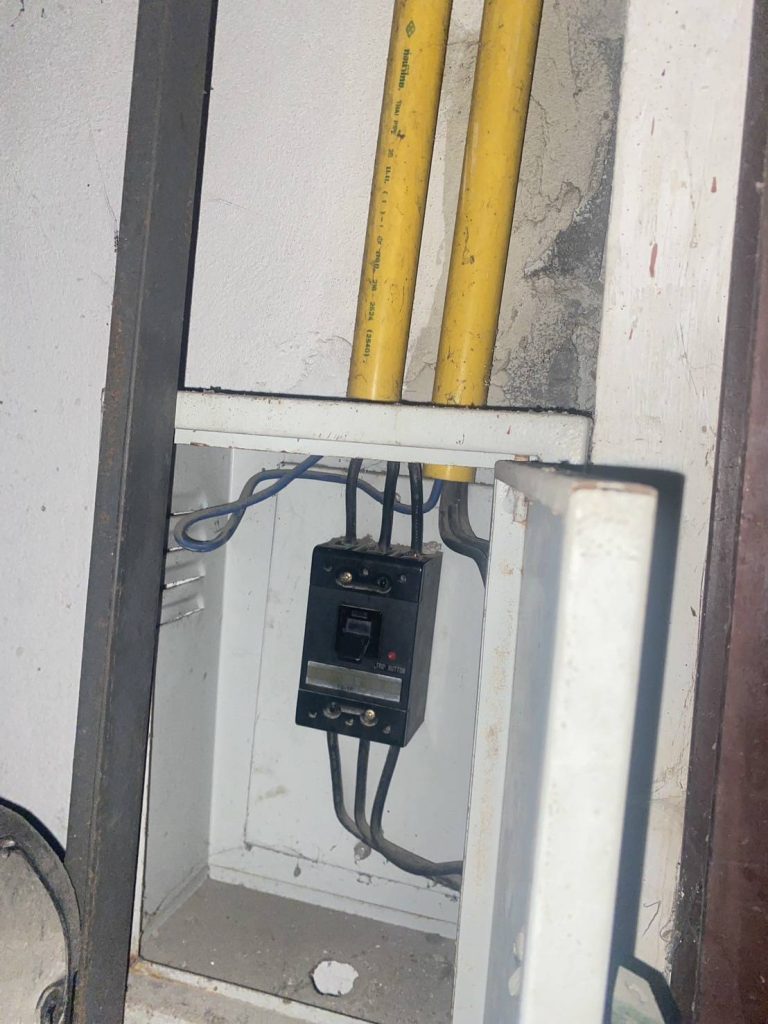 เมนเบรกเกอร์