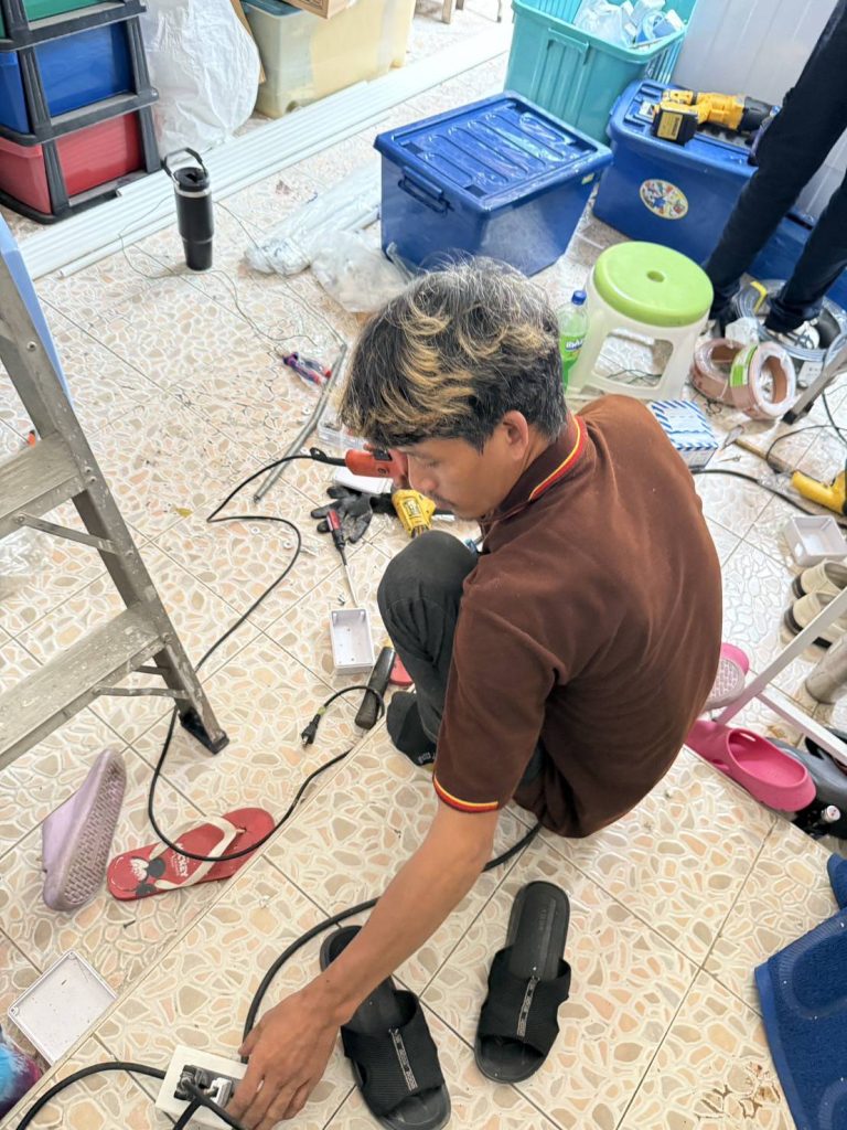 เตรียมเดินท่อร้อยสายติดตั้งปลั๊ก