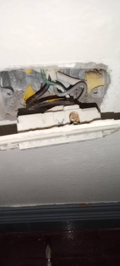 รื้อปลั๊กเช็กสายไฟ