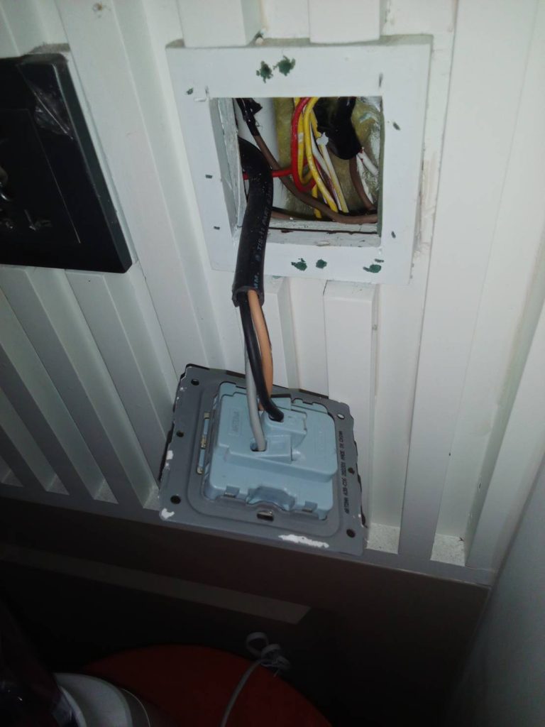 รื้อปลั๊กเช็กสาย