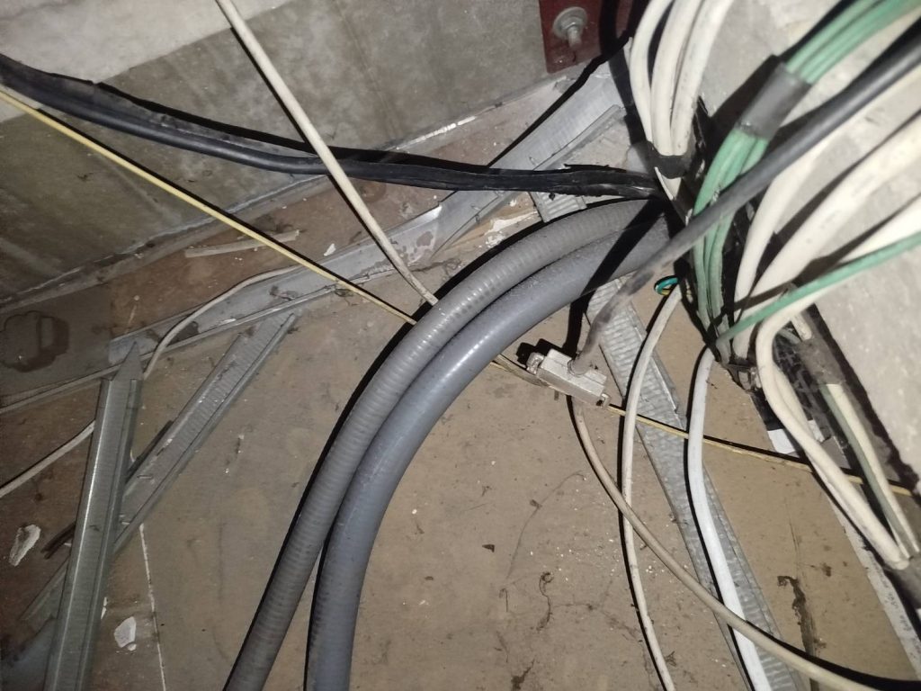 แนวสายไฟบนฝ้า