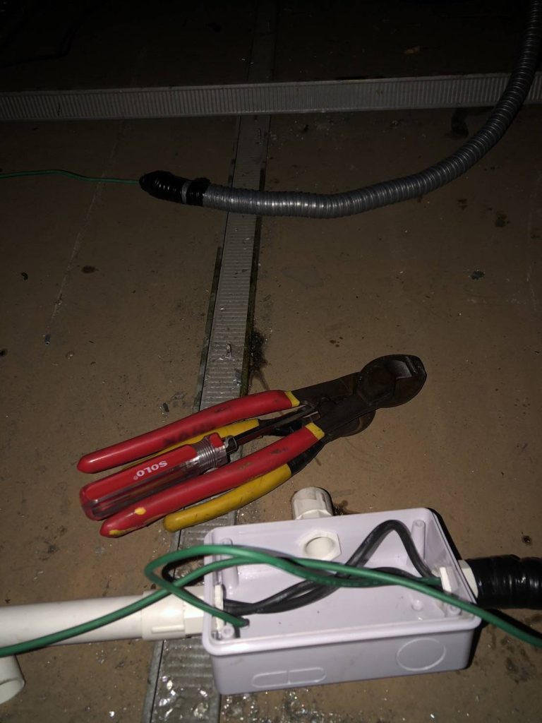 กล่องพักสายไฟบนฝ้า