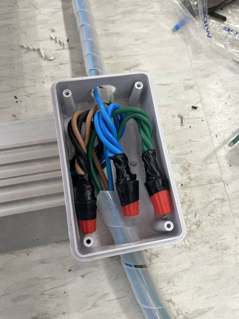 การต่อสายไฟและใช้ wire nut