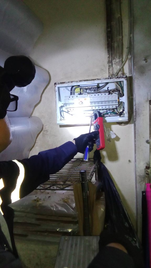 ตรวจเช็กการจ่ายไฟของตู้เบรกเกอร์