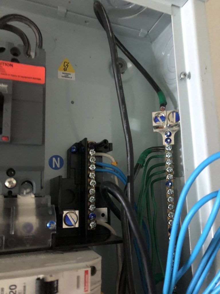 จุดต่อสายไฟในตู้โหลดเซ็นเตอร์