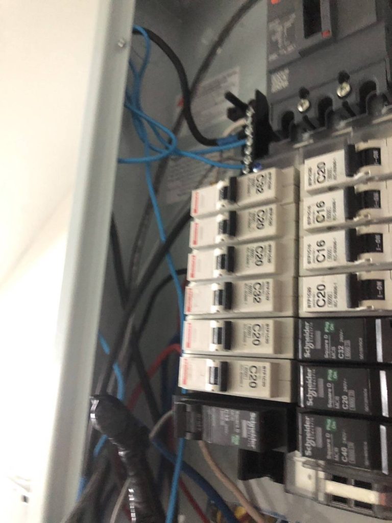 เบรกเกอร์ในตู้โหลดเซ็นเตอร์