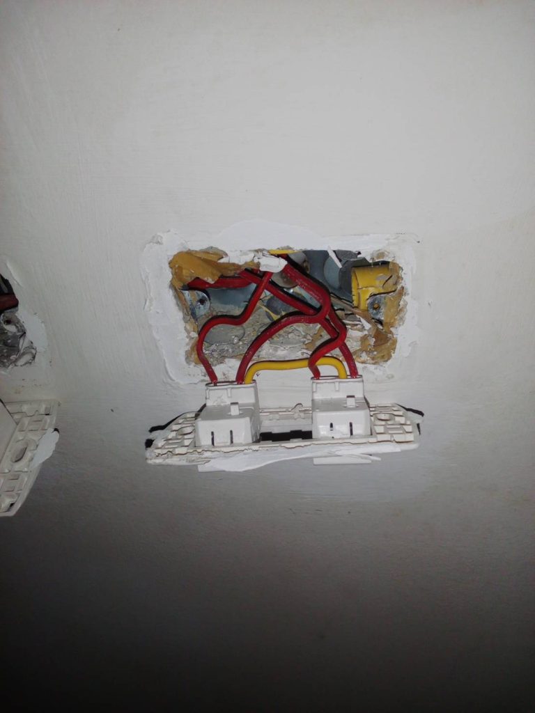 รื้อปลั๊กเช็กสายไฟ