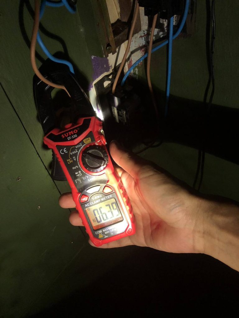 ตรวจสอบไฟจากเบรกเกอร์ (circuit breaker)