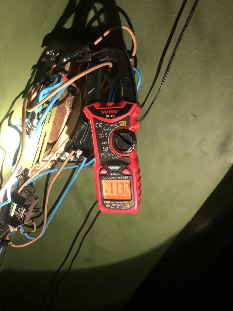 ตรวจสอบไฟจากเบรกเกอร์ (circuit breaker)
