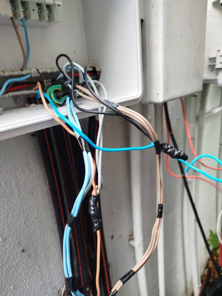 การต่อสายและพันเก็บด้วยเทบดำ