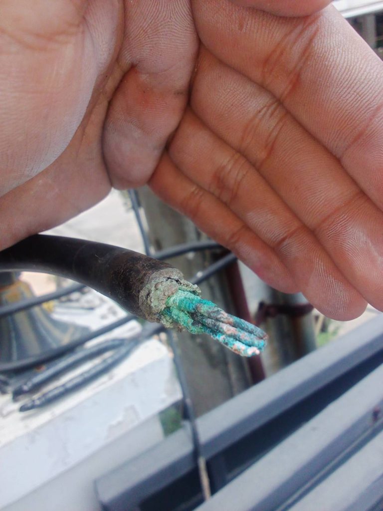 สายไฟที่มีคราบตะกรันเกาะ