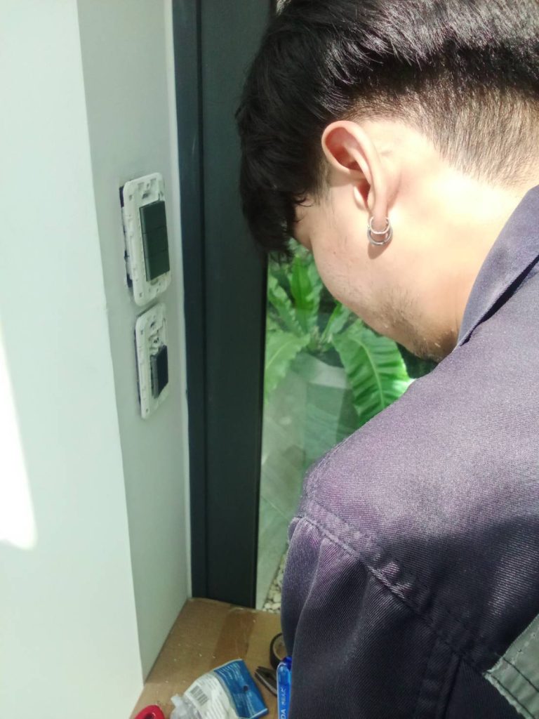 ตรวจเช็กปลั๊กไฟ