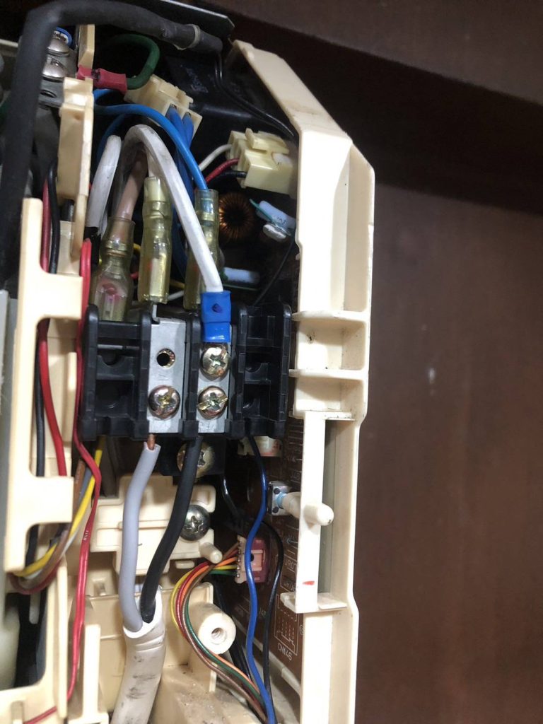 จุดต่อสายไฟในเครื่องปรับอากาศ