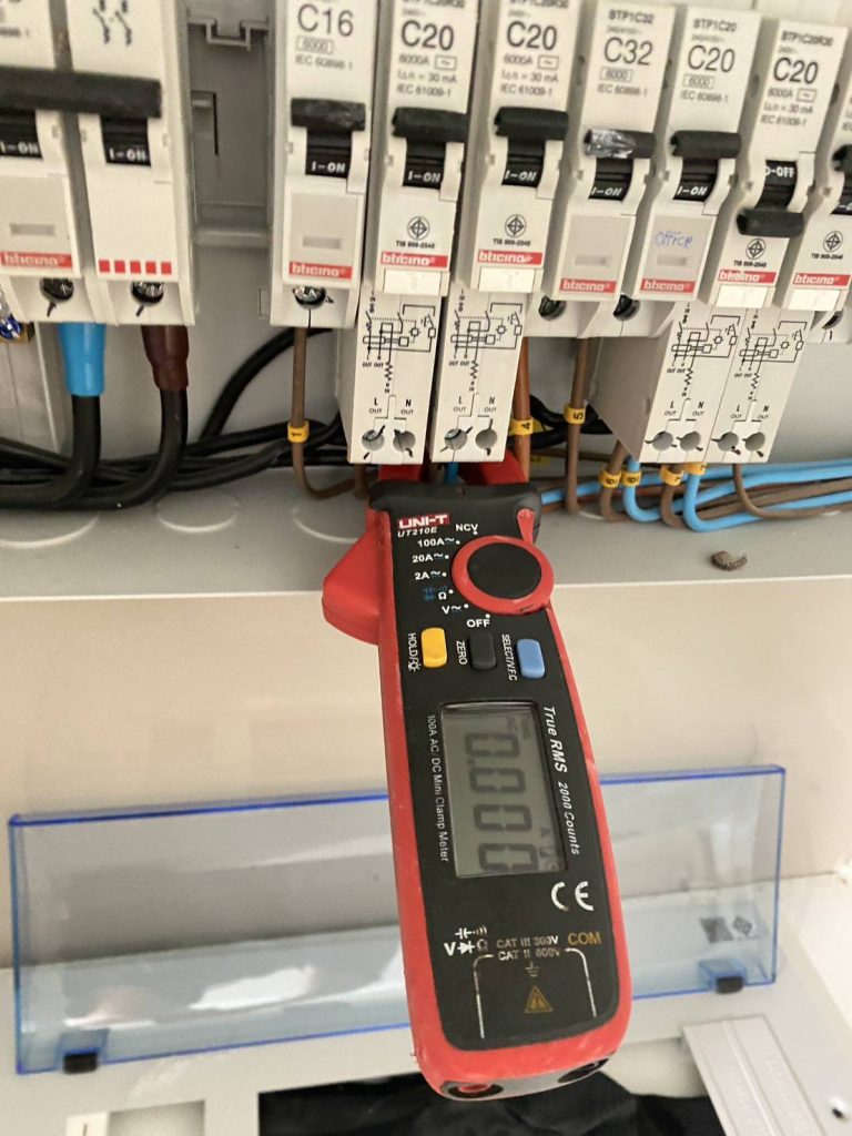 คล้องสายวัดกระแส