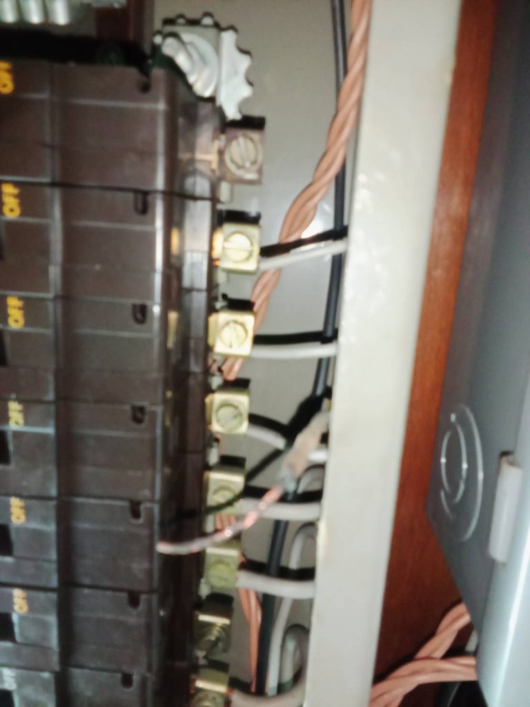 ตรวจเช็กสายไฟในตู้โหลดเซ็นเตอร์