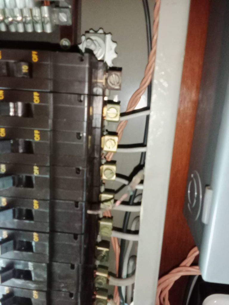 ตรวจเช็กสายไฟในตู้โหลดเซ็นเตอร์