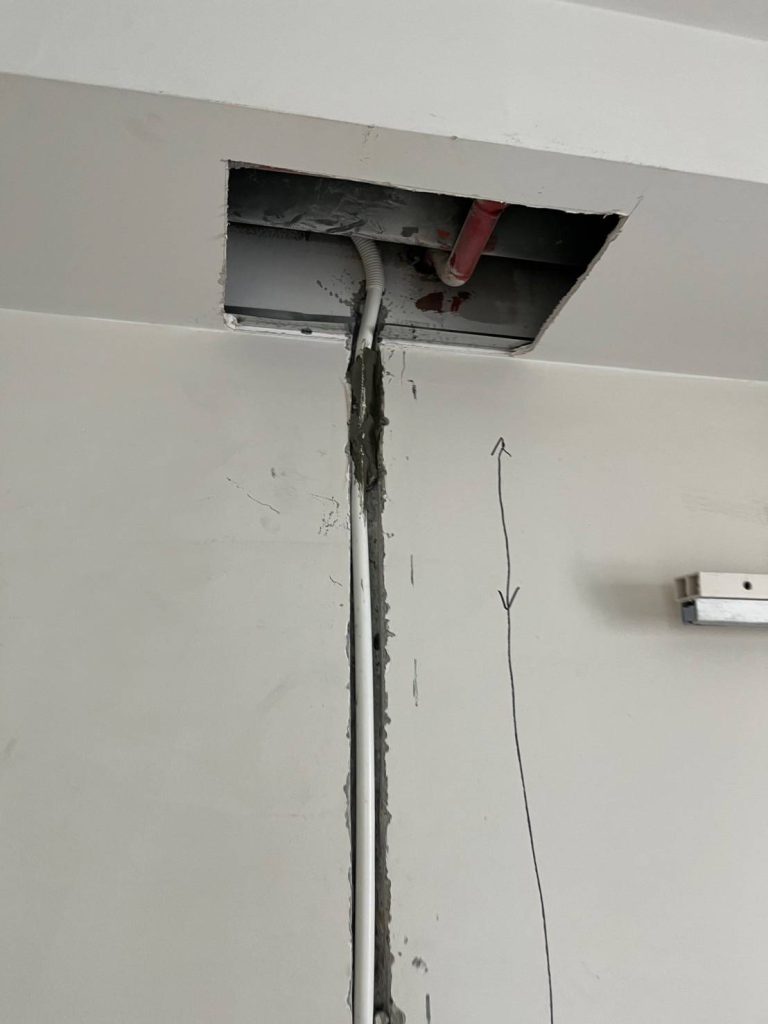 กรีดผนังฝังท่อสายไฟ