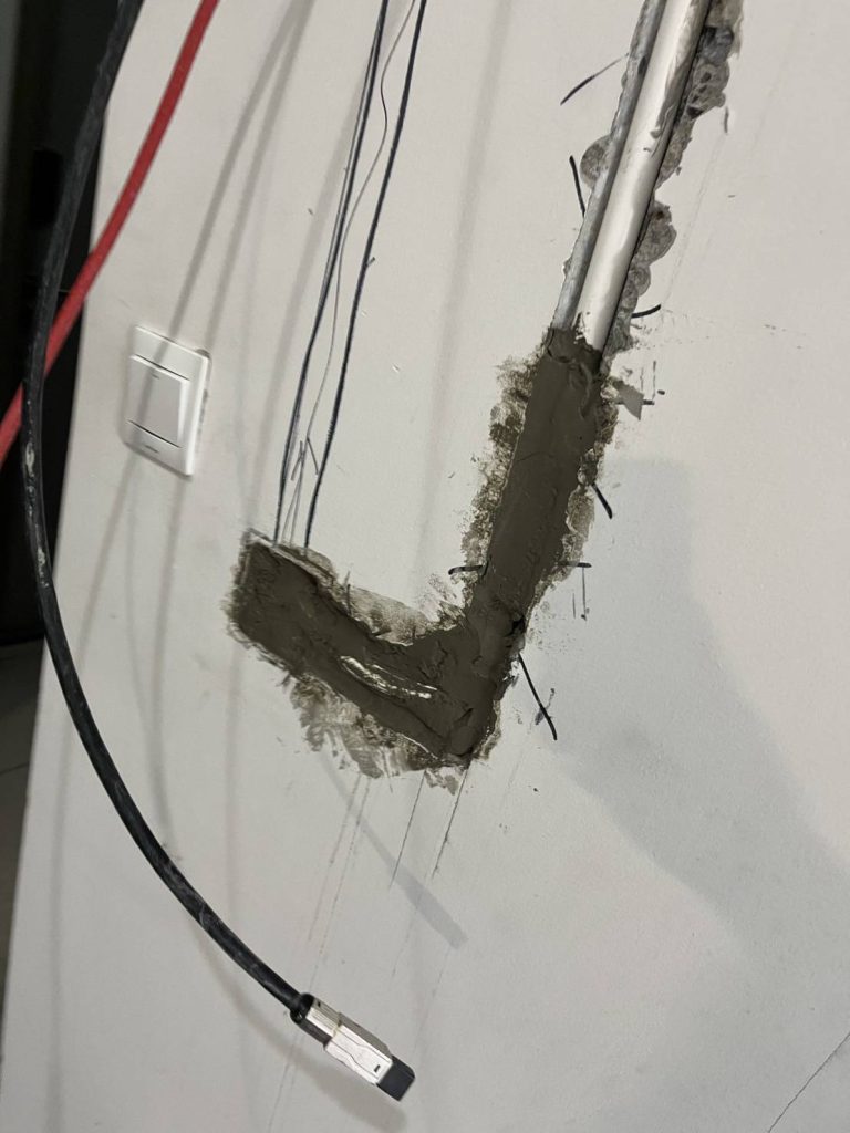 กรีดผนังฝังท่อสายไฟ