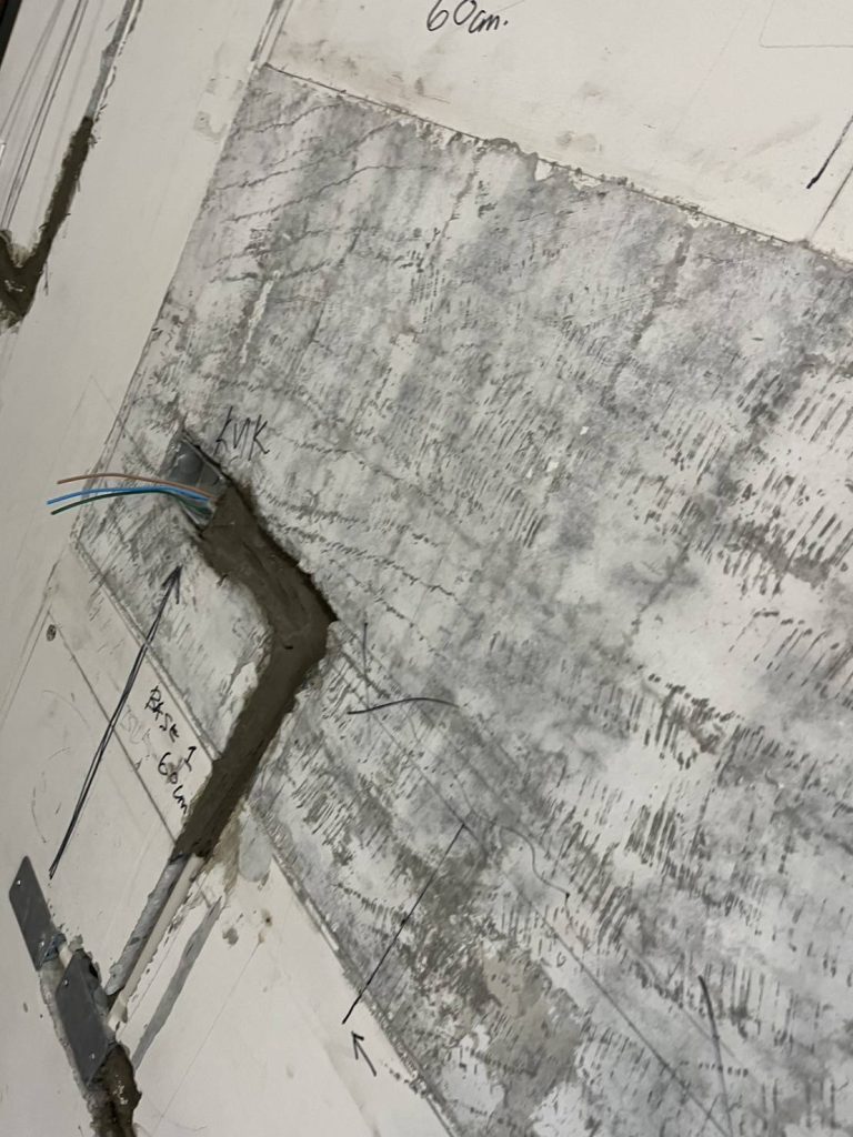 กรีดผนังฝังท่อสายไฟ