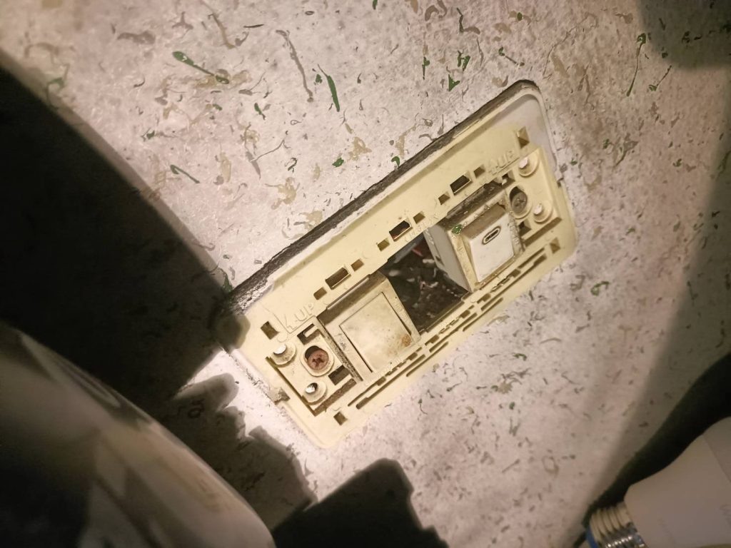 รื้อปลั๊กเช็กสาย