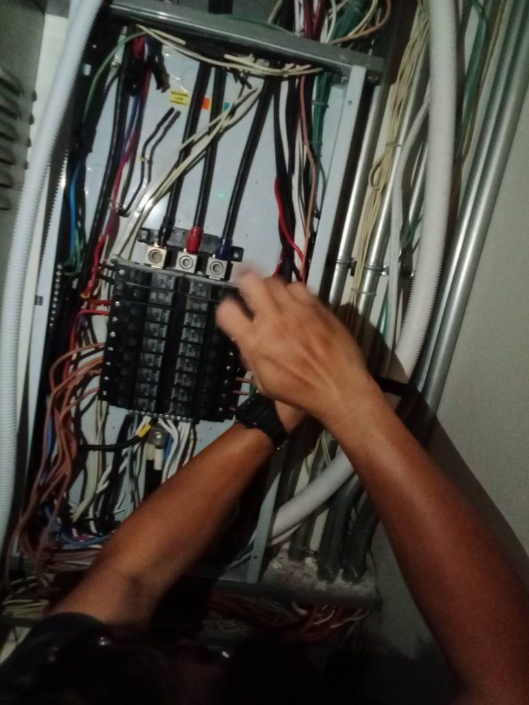 ซ่อมไฟตู้โหลดเซ็นเตอร์