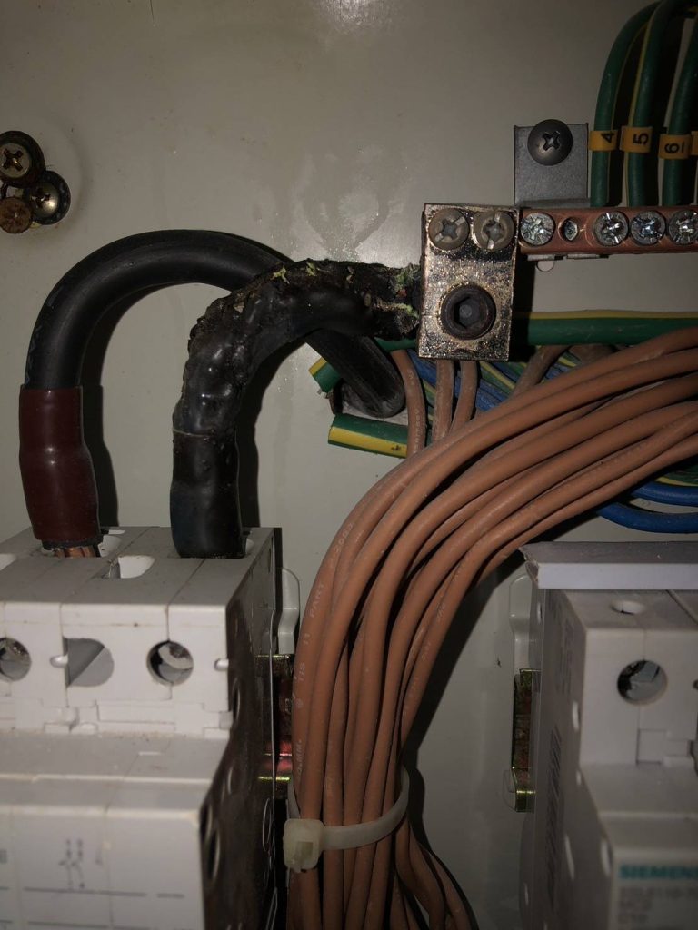 สายไฟเข้าเบรกเกอร์เกิดความร้อนจนละลาย