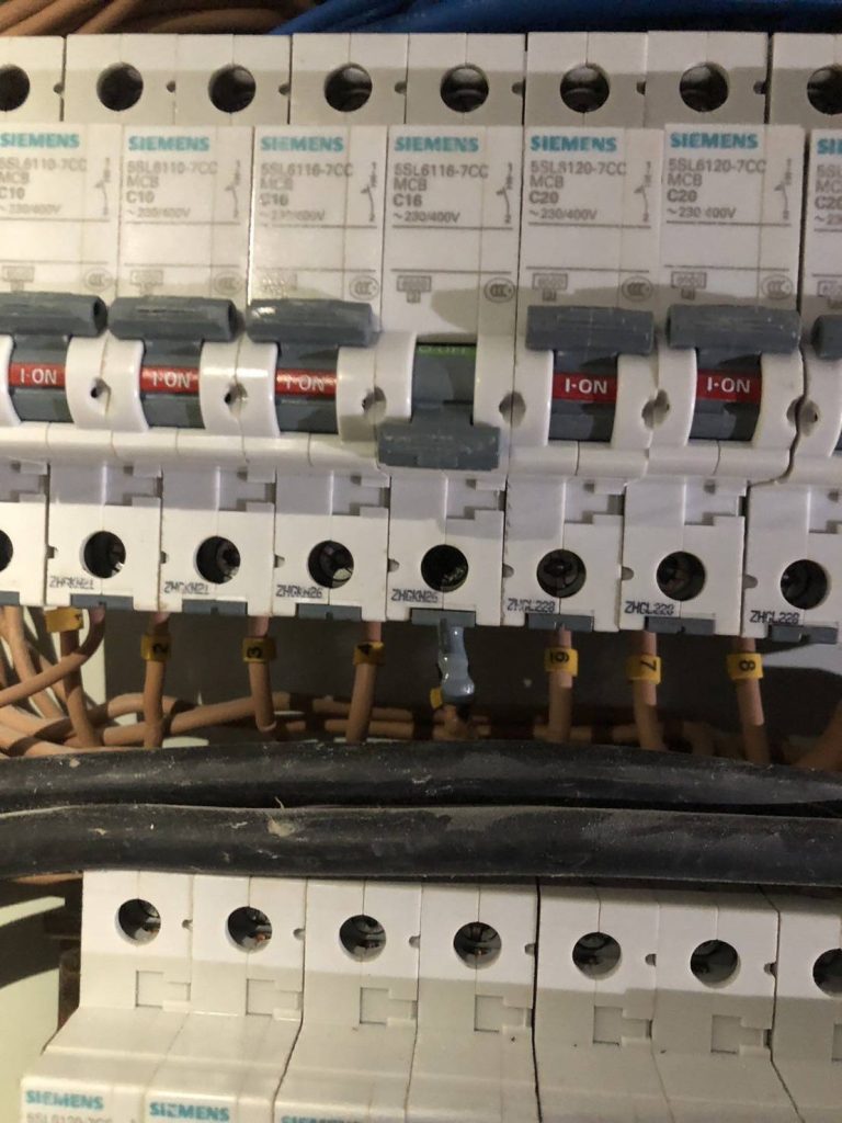 เซอร์กิตเบรกเกอร์