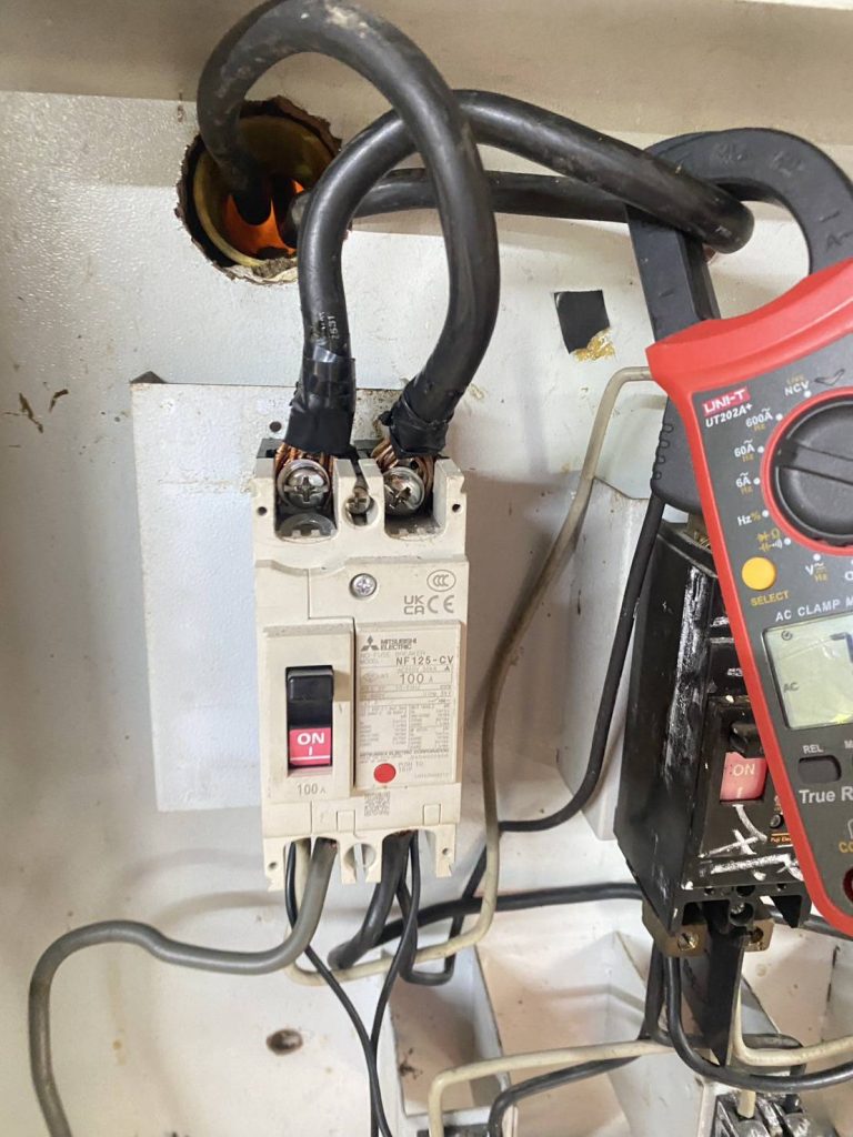 เมนเบรกเกอร์