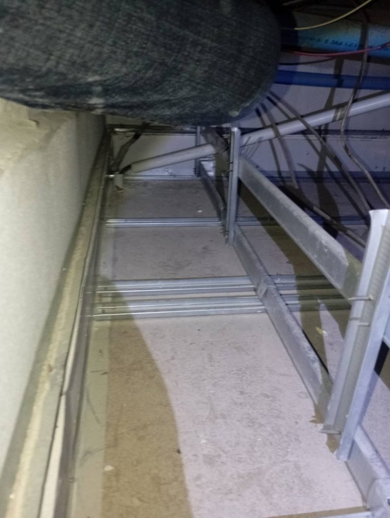 ปีนฝ้าตรวจเช็กสายไฟ