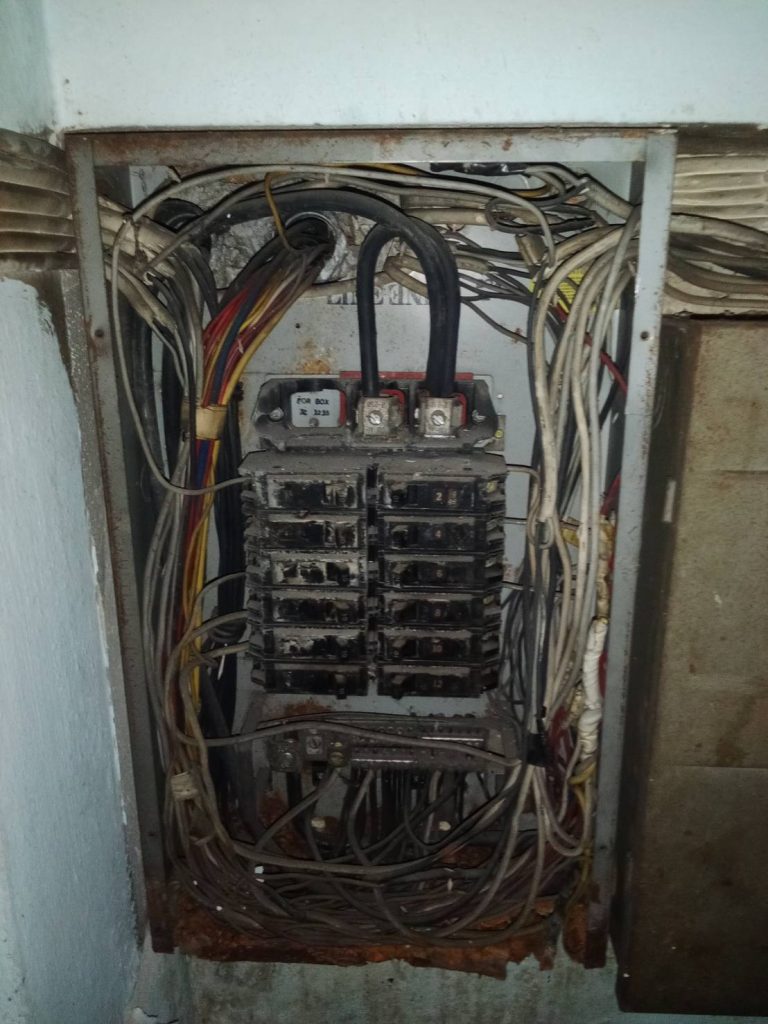 ตู้โหลดเซ็นเตอร์ที่ได้รับความเสียหายจากการช๊อตไหม้