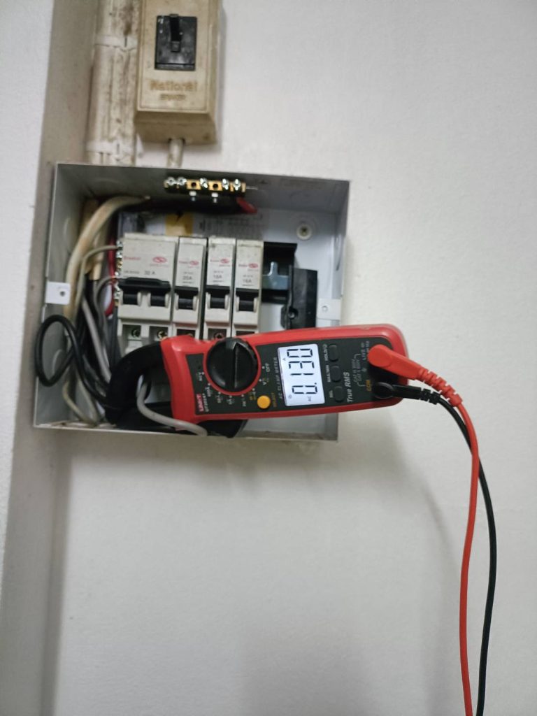 คล้องสายวัดไฟ