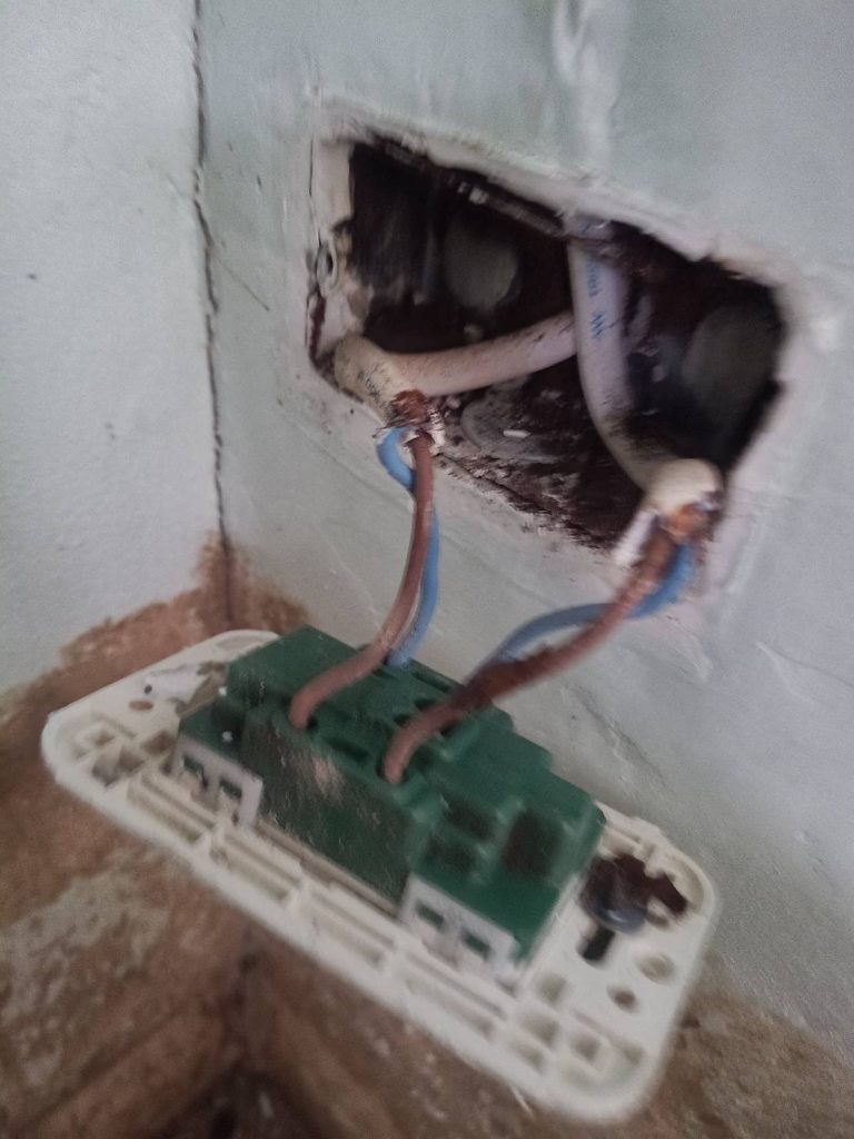 รื้อปลั๊กเช็กสายไฟ