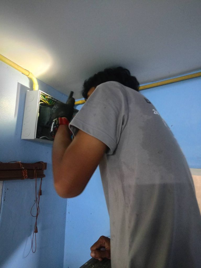 ซ่อมไฟหน้าตู้