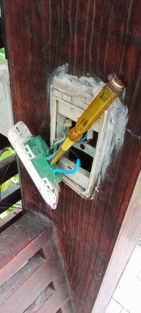 รื้อปลั๊กเช็กไฟ