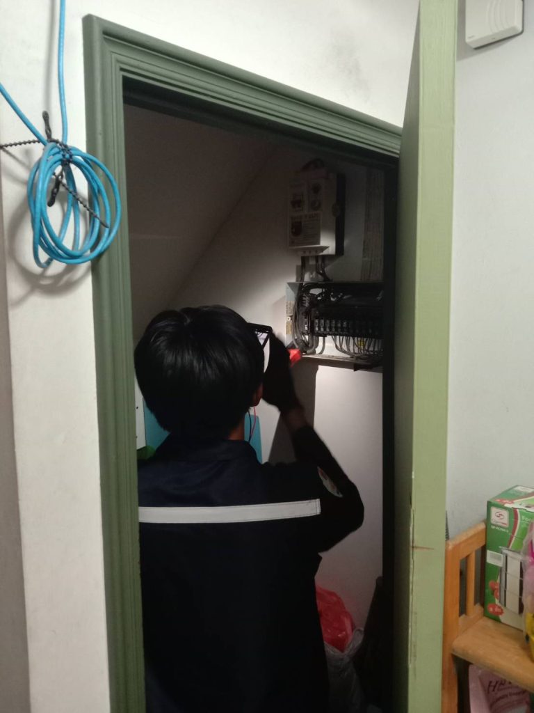 ช่างไฟฟ้าตรวจเช็กตู้คอนซูมเมอร์