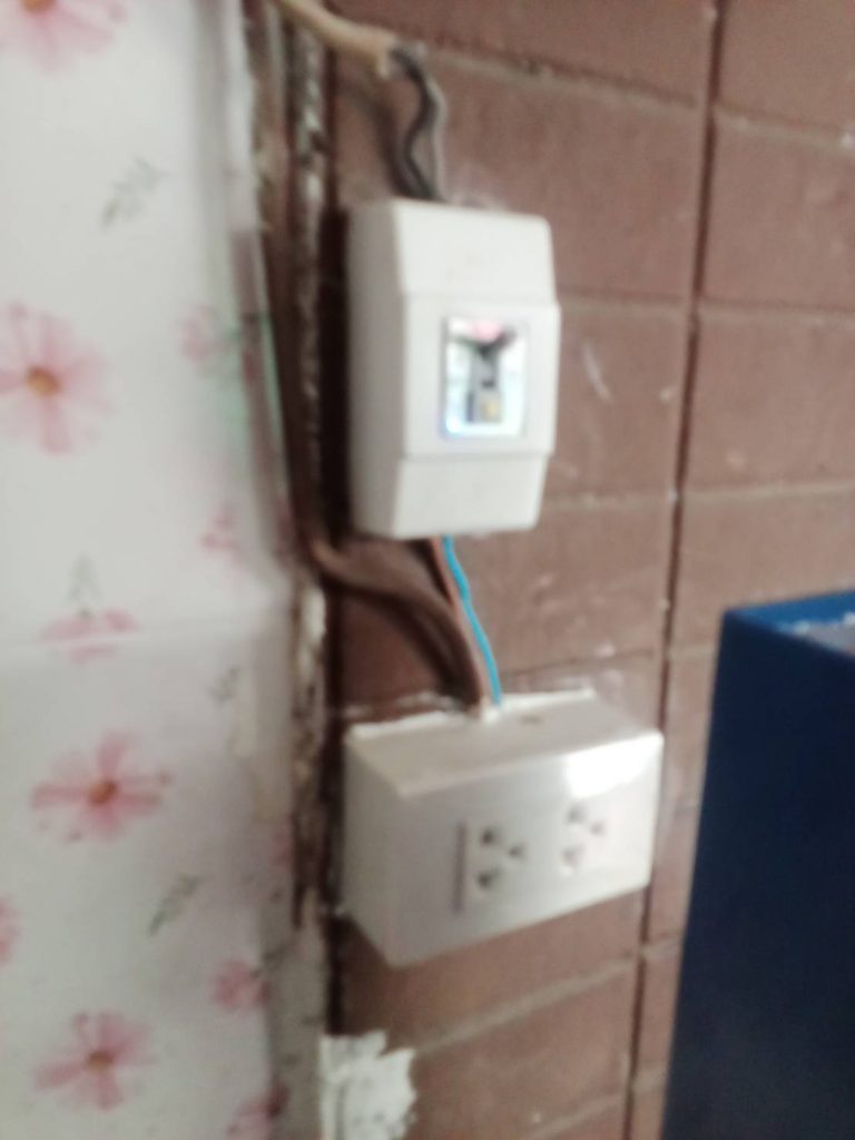 เบรกเกอร์และปลั๊กไฟ