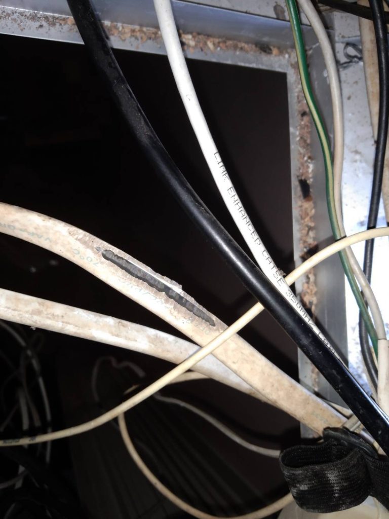 สายไฟชำรุดบนฝ้า