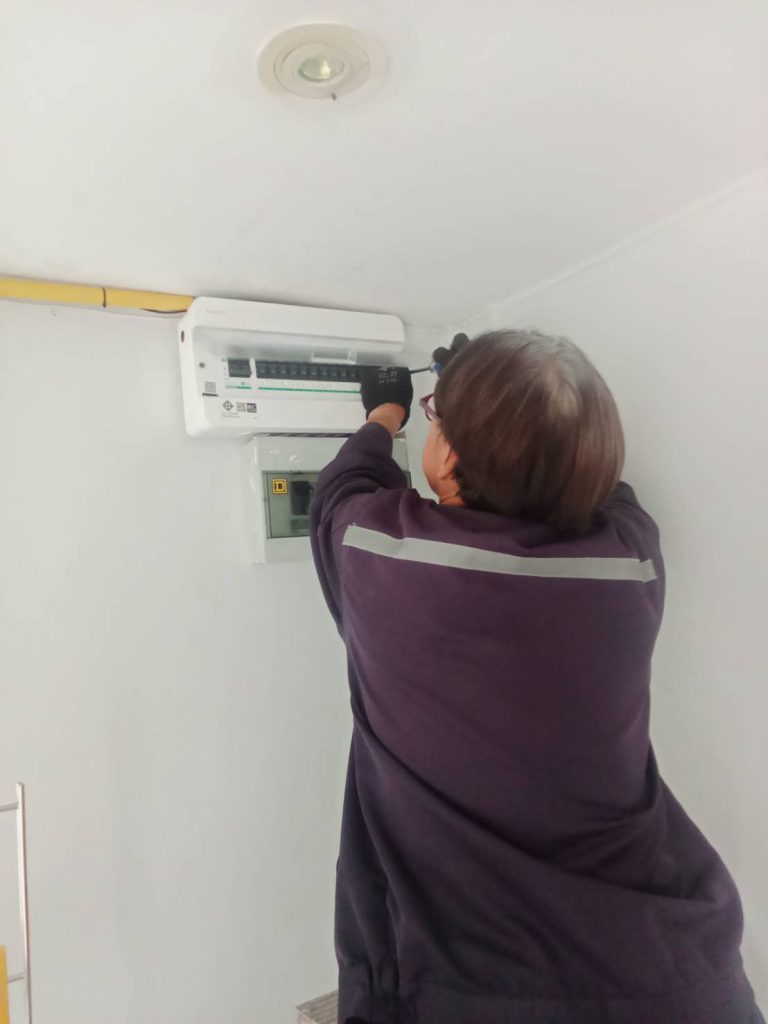 ช่างเข้าตรวจเช็กตู้คอนซูมเมอร์